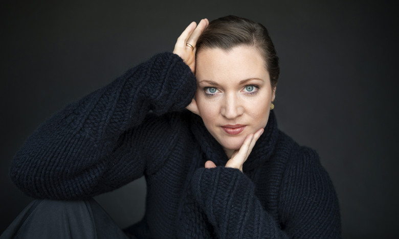 Elina Albach