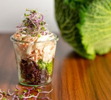 Kartoffelschnitze oder Salate im Glas
